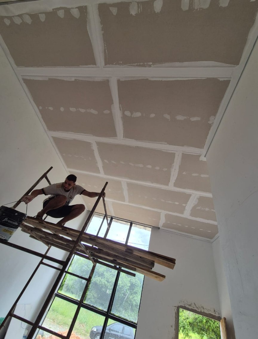 Execução da estrutura do forro em drywall em ambiente residencial