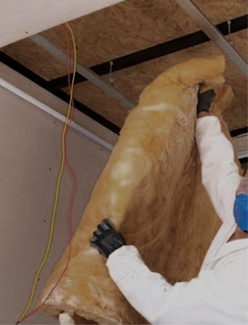 Aplicação de manta acústica na estrutura do forro em drywall