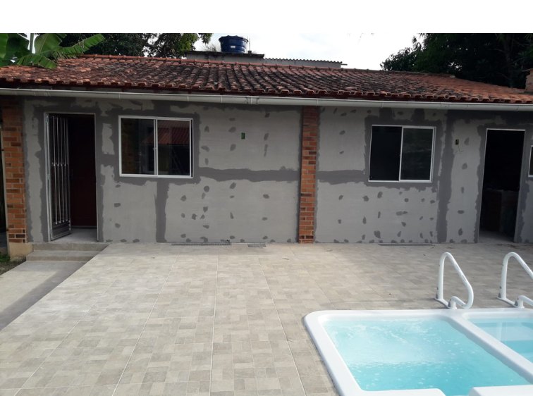 Fechamento de área externa em placa cimentícia executado sobre estrutura metálica