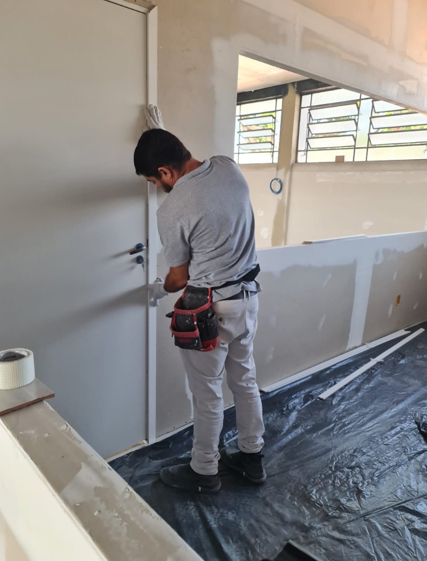 Porta em drywall instalada em parede executada em drywall