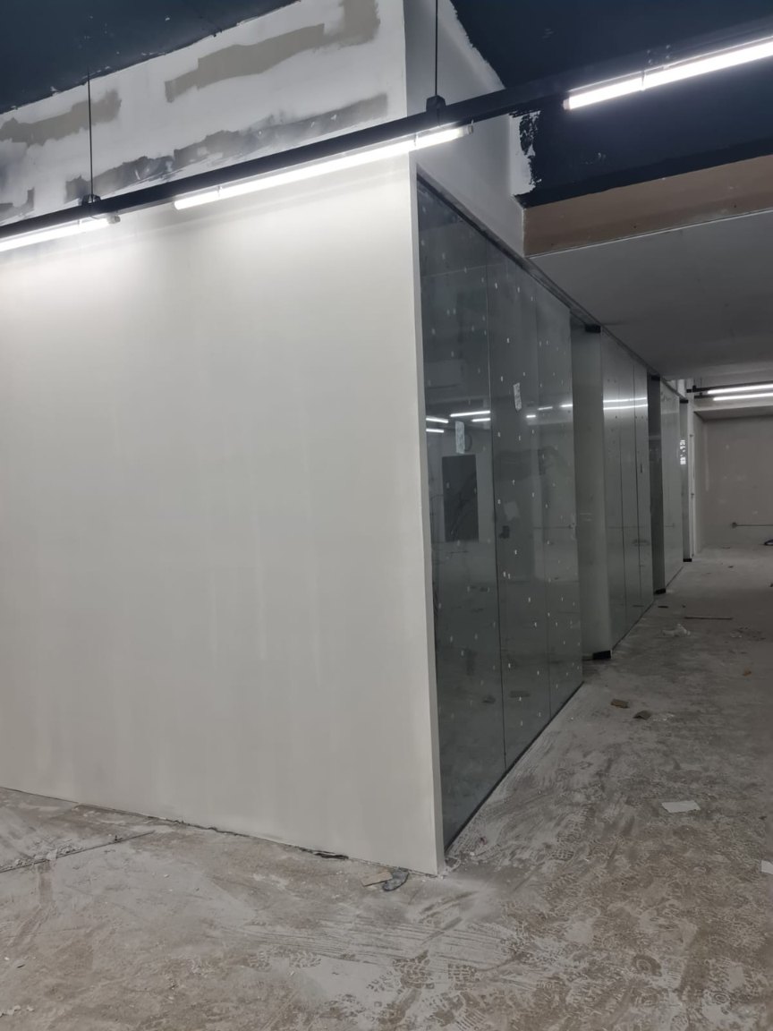 Divisórias em drywall com visores de vidro em corredor comercial