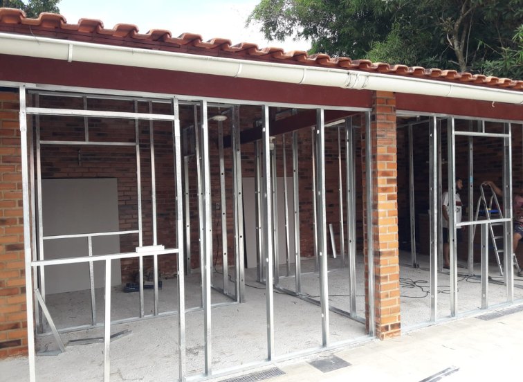 Estrutura metálica das divisórias em execução em área externa