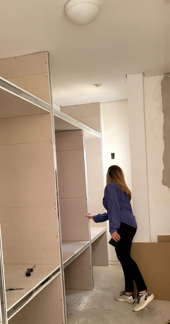 Estrutura de closet em drywall durante a execução