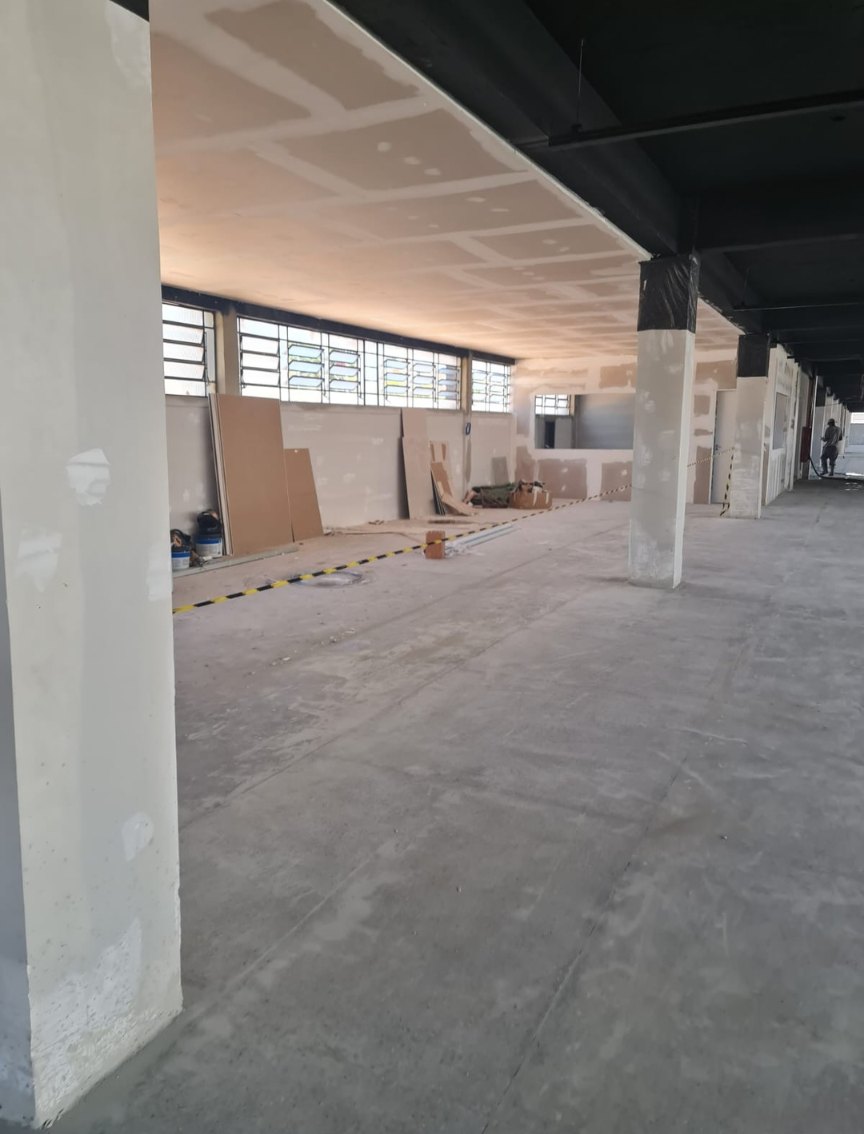 Forro em drywall em execução em ambiente comercial