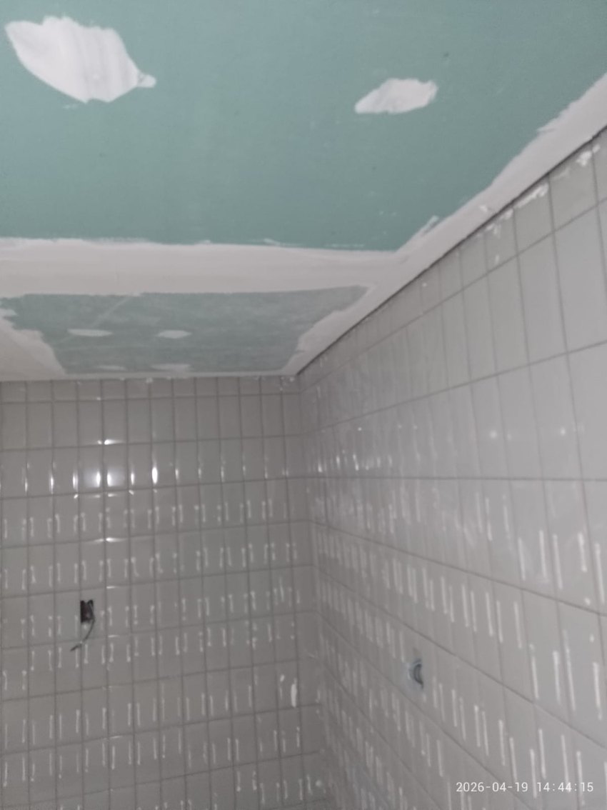 Forro com placa resistente à umidade em área molhada