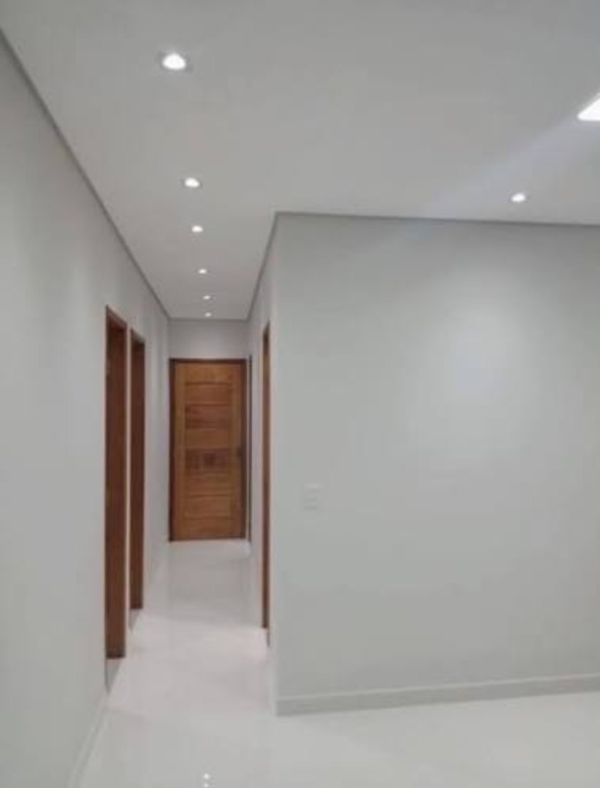 Forro em drywall tabicado com iluminação embutida em corredor residencial